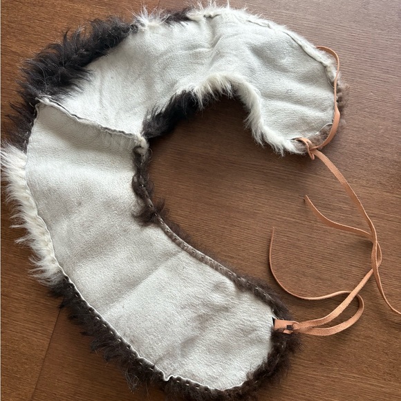 Shearling Fur Collar with beige leather ties - Picture 3 of 3